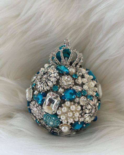 Bejeweled Christmas Ornaments, Repurposed Ornaments, Rhinestone Christmas Ornaments, Jeweled Trees, Jewelry Tree Craft, Jeweled Ornaments, Jeweled Christmas Ornaments, Jewelry Trees, Christmas Jewelry Diy