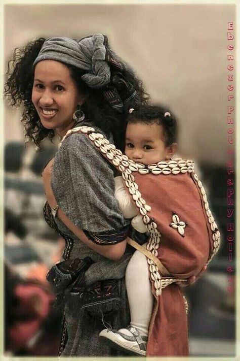 Mother and child Ethiopian Mother, All Ethiopians Father, Ethiopian Photography, All Ethiopian Mother, Habesha Culture, Old Ethiopian Pictures, Oromo People, Ethiopian Fashion, Ethiopian People