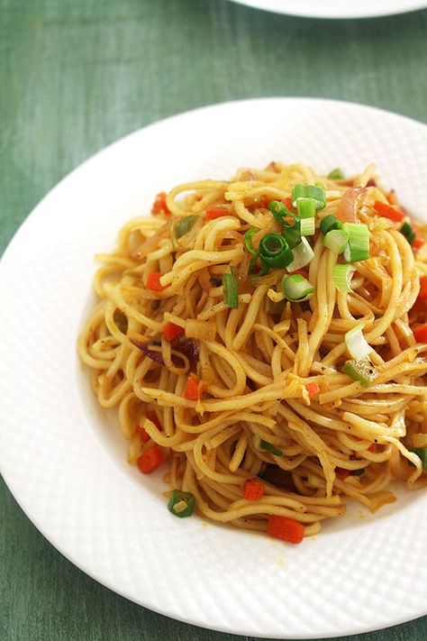 Veg Chow Mein Recipe, Chow Mein Recipe Vegetable, Veg Hakka Noodles, Chinese Noodle Recipes, Noodles Stir Fry, Vegetable Chow Mein, African Foods, Hakka Noodles, Chow Mein Recipe