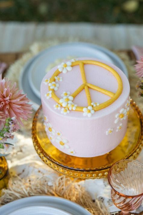 How to Throw a Hippie Party Hippie Cake, Hippie Birthday Party, Jenny Cookies, Vintage Cake Plates, Hippie Birthday, Hippie Party, 70s Party, Eat Cookies, Hippie Culture