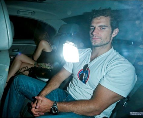 Ok, so not tired- wasted!!! And who the hell is the chic? Henry Cavill Young Pictures, Henry Cavill Daddy, Henry Cavill Girlfriend, Omg Face, Big Bang Theory Actress, Drunk Pictures, Secret Song, Mr Men, Bodo