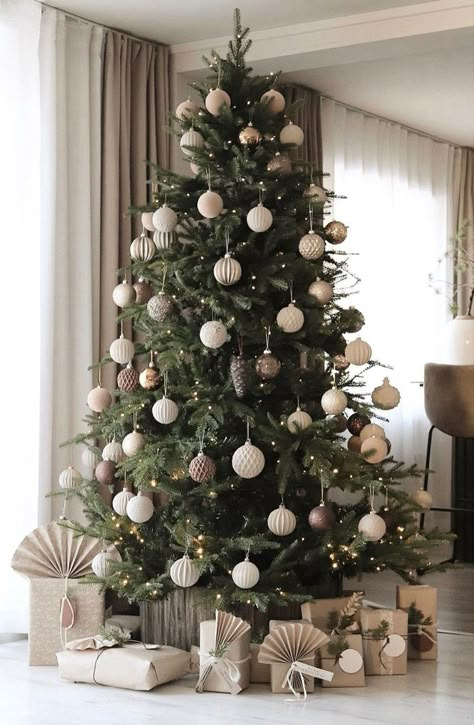 Home Christmas Tree Ideas, Designer Trees Christmas, Christmas Tree 2024 Ideas, Christmas Tree Decorating Ideas 2024, Christmas Tree Inspo 2024, Christmas Decor Ideas 2024, Christmas Tree Ideas 2024, Modern Christmas Tree Decor, New Year Tree Decoration