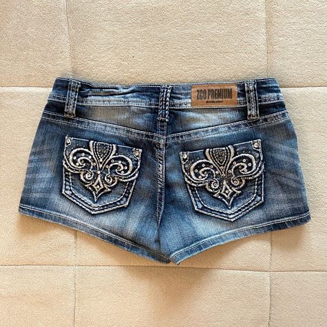 Cyber Y2K 2000s Bratz Rhinestone / Gem Fleur De Lis Pocket Low Rise Denim Shorts With White Stitching. The perfect shorts for a summer beach vacation 2022 outfit! #y2k #2000s #bratz #rhinestone #y2kfashion #2000sfashion #depop 2000 Shorts Outfit, Rhinestone Denim Shorts Outfit, Low Rise Short Shorts, Y2k Outfit With Shorts, Denim Shorts Outfit Y2k, Y2k Low Rise Shorts, Low Waisted Shorts Outfit Y2k, Y2k Summer Clothes, Low Rise Denim Shorts Outfits