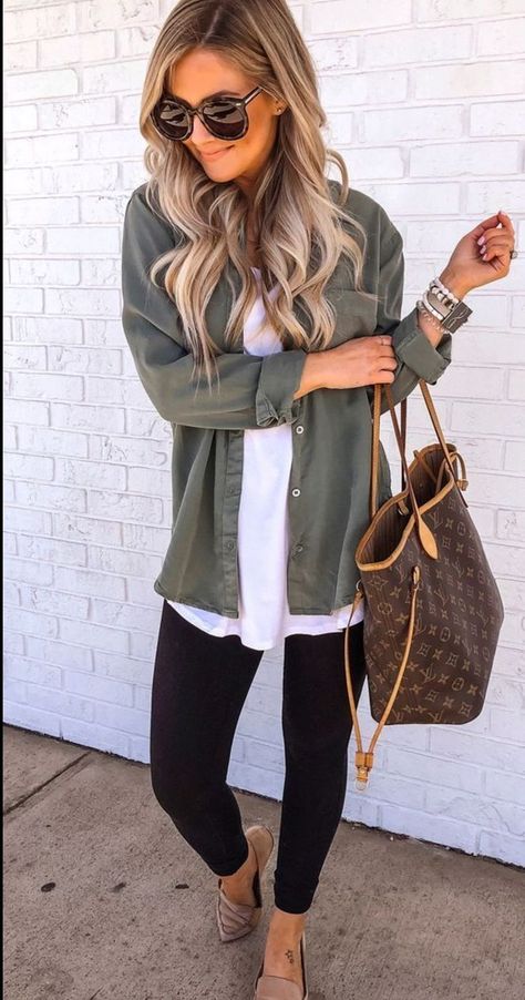 be53ee61104935234b174e62a07e53cfdesc40485125ri Look Boho Chic, Preppy Spring, Grey Shirt Dress, Spring Dresses Women, Black Jeans Outfit, Spring Outfits Women, Mode Inspo, Inspired Outfits, Casual Fall Outfits