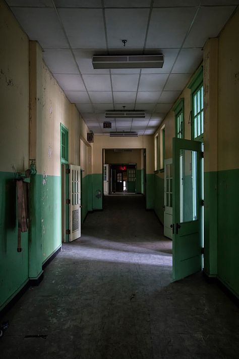 Dismantling the Dream: The Closure of American Public Schools photo - Abandoned America Abandoned School Aesthetic, Public School Aesthetic, Fame Musical, Creepy School, Creepy Hospital, School Hallway Decorations, Abandoned School, School Hall, School Hallways