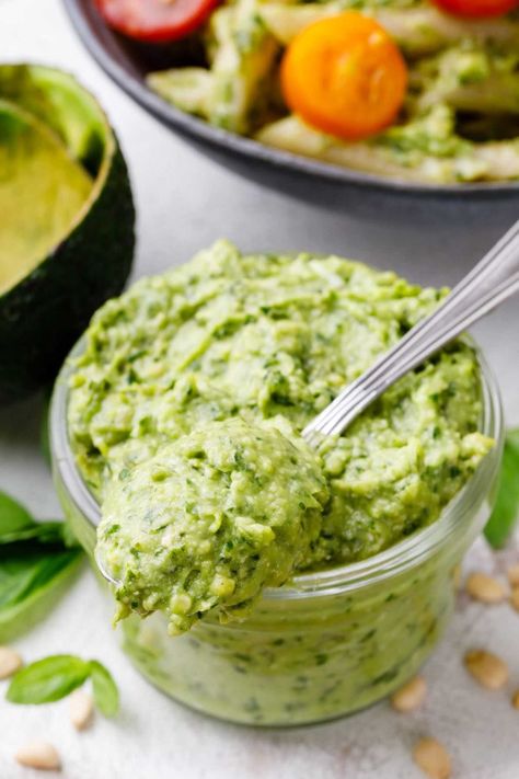 Homemade Avocado Pesto (Addictive, Healthy and Oh So Good) - Healthy Substitute Healthy Avocado Pasta, Avocado Lunch Recipes, Avocado Snack Ideas, Avocado Pasta Recipes, Avocado Egg Breakfast, Avocado Breakfast Recipes, Plant Avocado, Avocado Oil Recipes, Avocado Pesto Recipe