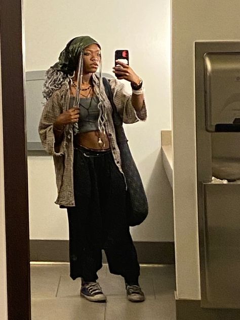 Boho Outfits Black Women Pants, Black Hippy Outfits, Boho Outfit Ideas Black Women, Boho Outfits For Black Women, Bohomeian Style Black Women, Earthy Outfits Black Women Grunge, Black Boho Fashion, Earthy Emo Aesthetic, Afrocentric Fashion Street Styles