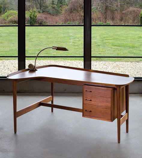 MCM Daily on Instagram: “Pretty teak desk (model BO85) designed by Arne Vodder and produced by Bovirke of Denmark in the 1950's. Photo: Sothebys.com #mcmdaily…” Midcentury Modern Desk, Mcm Desk, Interesting Objects, Teak Desk, Mid Century Modern Office, Drawing Desk, Arne Vodder, Mcm House, Midcentury Design