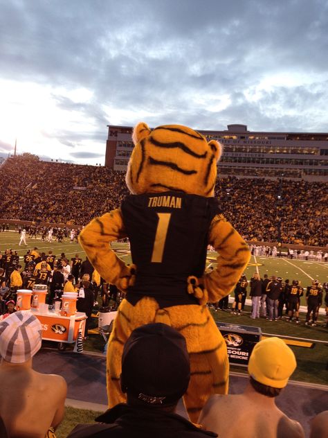 Truman! University of Missouri University Of Missouri Columbia, Mizzou Aesthetic, Mizzou Campus, Missouri University, Cheer Photo, College Vision Board, Mizzou Tigers, Lincoln University, Cheers Photo