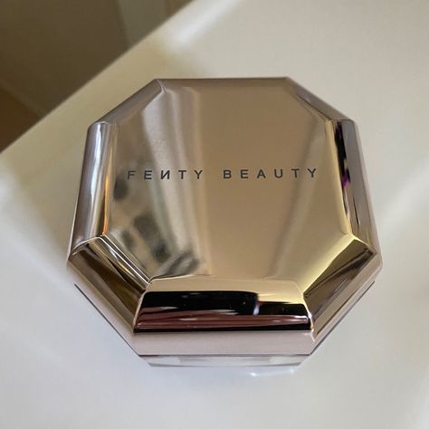 Fenty Beauty Setting Powder, Fenty Beauty Powder, T Cake, Caking It Up, Beauty Sponge, Pressed Powder, Powder Foundation, Fenty Beauty, Makeup Essentials