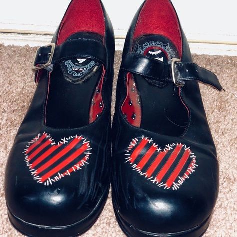 Emily The Strange Aesthetic, Emily The Strange Clothes, Strange Shoes, Scene Shoes, Emily Strange, 2000s Clothing, Goth Shoes, Emily The Strange, Dr Shoes