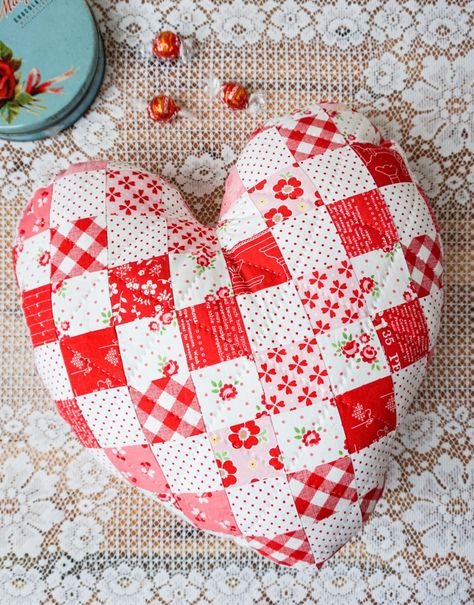 Patchwork Heart Pillow, Heart Pillows Valentine, Quilted Heart Pillow, Heart Pillow Pattern Sewing, Heart Pillow Pattern, Valentine Pillows, Quilts Easy, Baby Quilts Easy, Quilted Pillows