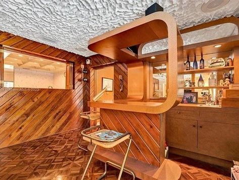 1970s Miami House Has Us Time Traveling Midwest Basement, New York Mansion, Brutalist Interior, Miami House, Historical Houses, Funky Kitchen, Estate Interior, Vintage Kitchens, Miami Houses