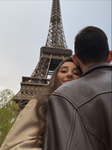 Paris Couple Pictures, Paris Trip Outfits, Eiffel Tower Pictures, Cute Couple Aesthetic, Paris Instagram Pictures, Couple Travel Photos, Paris Photo Ideas, Couple Aesthetics, Paris Couple