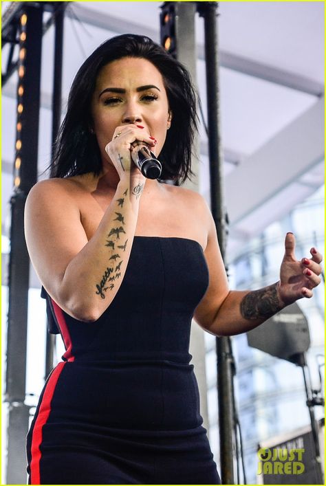 Demi-Confident-Brazil Demi Lovato Weight, Demi Lovato 2017, Demi Lovato Live, Demi Lovato Tattoos, Demi Lovato Style, Weight Gain Journey, La Tattoo, Gigi Style, Celeb Crush