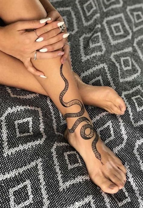 First Tattoo Placement, A Snake Tattoo, Tattoo Bein Frau, Tiny Foot Tattoos, Small Animal Tattoos, Tattoo Snake, H Tattoo, Snake Tattoo Design, Muster Tattoos