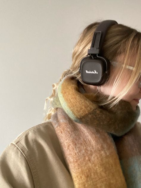 Brown Marshall Headphones, Marshall Headphones Outfit, Marshall Headphones Aesthetic, Fashion Headphones, Headphone Outfit, Marshall Headphones, Headphone Fashion, Girl With Headphones, Black Headphones