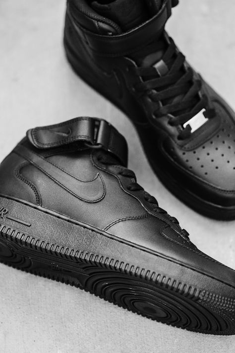 Air Force 1 Noir, Airforce 1 Outfit, Black Air Force 1, Nike Air Force 1 Mid, Slouch Socks, Air Force 1 Mid, Tenis Nike, Shoes Photography, Stylish Mens Outfits