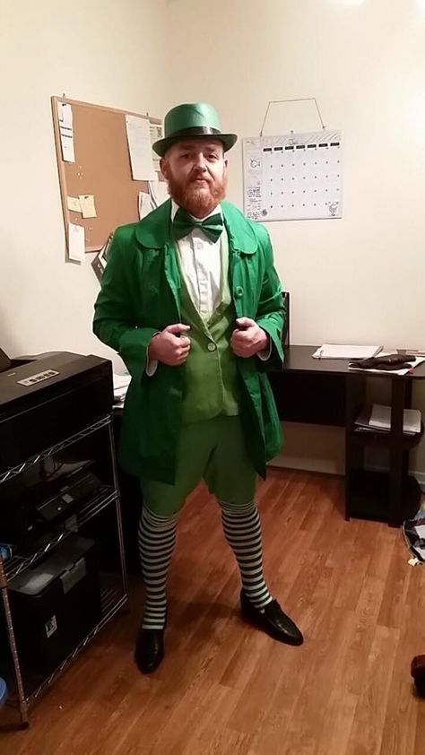 DIY leprechaun costume won me 50$ Leprechaun Diy Costume, Leprechaun Halloween Costume, St Patricks Day Outfits Men, Diy Leprechaun Costume, Irish Halloween Costume, Lucky Charms Costume, Leprechaun Ideas, Leprechaun Party, Leprechaun Outfit