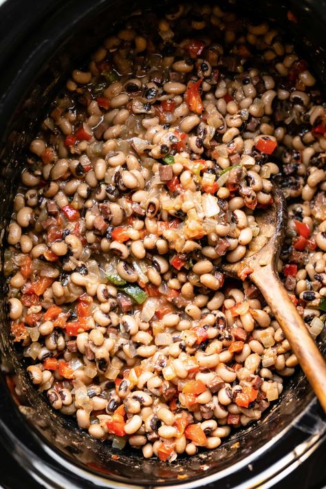 Celebrate the New Year by making these southern-style black-eyed peas with ham in your crockpot! Black Eye Peas Crockpot, Black Eyed Peas And Ham Recipe, Black Eyed Peas With Ham, Black Eyed Peas Recipe Crock Pot, Slow Cooker Black Eyed Peas, Ham Crockpot, Blackeyed Pea Recipes, Blackeyed Peas, Smoked Turkey Legs