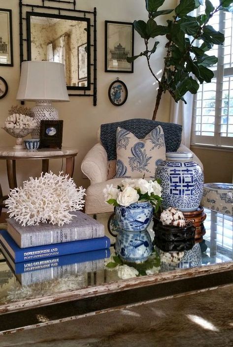 Attractive coffee table decor Blue And White Decor, Styl Hampton, Blue And White Living Room, Tafel Decor, Asian Homes, Blue White Decor, Asian Home Decor, Chinoiserie Chic, Coffee Table Styling