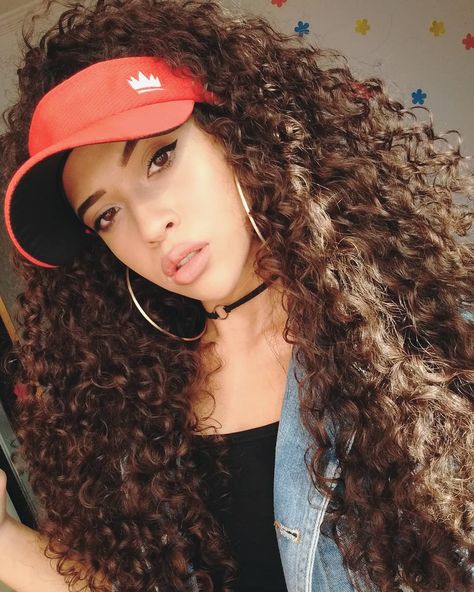 106.8k Followers, 7,408 Following, 1,333 Posts - See Instagram photos and videos from Vitoria Lorrayne (@vitoria_lorrayn3) Visor Hairstyles, Beautiful Curls, Curly Girl Hairstyles, 8k Followers, Curly Hair Tips, Dream Hair, Long Curly Hair, Curly Girl, 2 People