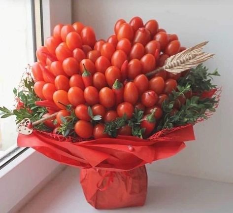 Tomato Bouquet, Vegetables Bouquet, Lemon Table Decor, Fruit Bouquet Ideas, Vegetable Bouquet, Edible Fruit Arrangements, Fruit Buffet, Edible Centerpieces, Food Bouquet