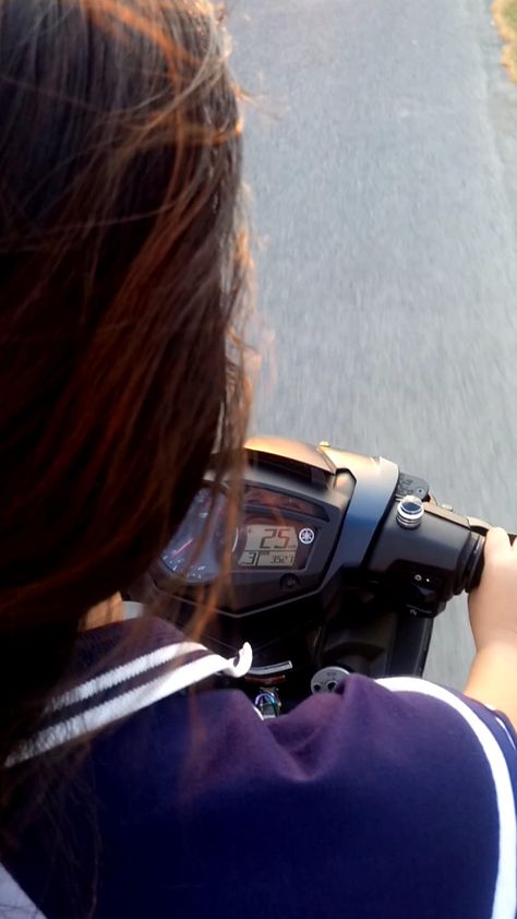 Scooty Bike Girl, Scooty Bike, Girl Pranks, Filipino Girl, Silhouette Photography, Coffee Girl, Girly Images, Beauty Photos, Girly Pictures