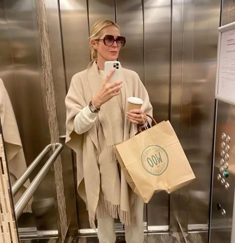 Kelly Rutherford Outfits, Indie Style Outfits, Kelly Rutherford Style, Pilates Mom, How To Stay Warm, Exercise Lifestyle, Kelly Rutherford, Winter Wardrobe Essentials, Elizabeth James