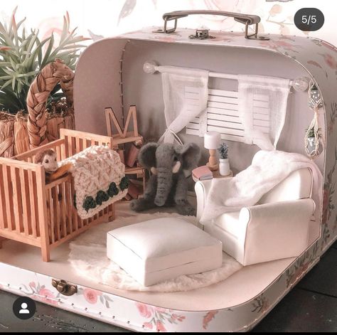 Crochet Travel Dollhouse, Travel Dollhouse Suitcase, Nursery Diorama, Suitcase Dollhouse Diy, Dollhouse Suitcase, Diy Doll Suitcase, Suitcase Dollhouse, Cardboard Suitcase, Travel Dollhouse