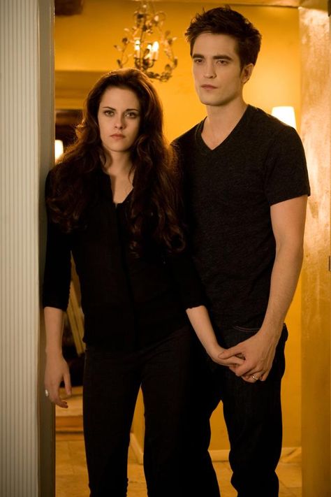 New Bella & Edward #BD2 still. Twilight Bella And Edward, Billy Burke, Twilight Saga Breaking Dawn, Vampire Twilight, Twilight Quotes, Twilight Saga Series, Robert Pattinson Twilight, Twilight Memes, Twilight Cast