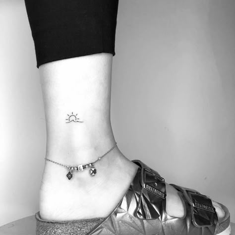 Sunset Tattoos, Ankle Tattoos For Women, Small Girl Tattoos, Tattoo Minimalist, Sun Tattoos, Cute Tiny Tattoos, Cute Small Tattoos, Incredible Tattoos, Subtle Tattoos