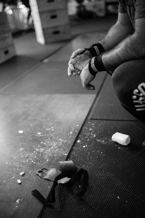 Fotografia Crossfit, Crossfit Pictures, Powerlifting Aesthetic, Crossfit Wallpaper, Galactik Football, Crossfit Photography, College Workout, Gym Photoshoot, Gym Photo