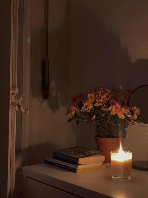 Night Routine Aesthetic Wallpaper, Relaxing Evening Aesthetic, Evening Wind Down Aesthetic, Aesthetic Night Routine Pictures, Slow Evening Aesthetic, Cozy Evening Routine, Autumn Aesthetic Flowers, Self Care Evening Aesthetic, Relaxing Night Aesthetic