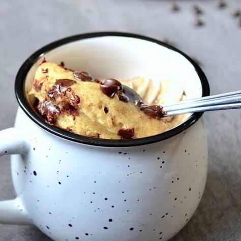 Weight Watchers Banana Chocolate Chip Mug Cake - Drizzle Me Skinny! Weight Watcher Mug Cake, Lighter Desserts, Banana Mug Cake, Mini Cheesecakes Easy, Chocolate Chip Mug Cake, Chip Mug, Weight Watchers Recipes Desserts, Mug Cakes, Single Serve Desserts