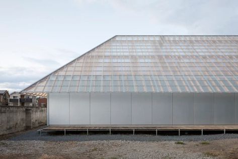 micelle's ARI residence adapts to its owners' preferences Japanese Roof, Traditional Japanese House, Roof Construction, Japanese Architect, Roof Architecture, Wooden Sheds, Hip Roof, Roof Structure, Structure Architecture