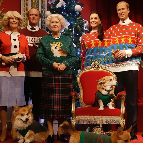 Funny Holiday Photos, Awkward Family Christmas, Royal Family Christmas, Fake Christmas Trees, Christmas Jumper Day, Tacky Christmas Sweater, Ugly Holiday Sweater, Family Christmas Pictures, Tacky Christmas