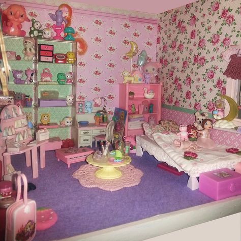 Ideas For Girls Bedroom, Dollhouse Bedroom, Room Furniture Design, Pinterest Ideas, Hive Mind, Mini Things, Interesting Photos, Cute Toys, Doll Crafts