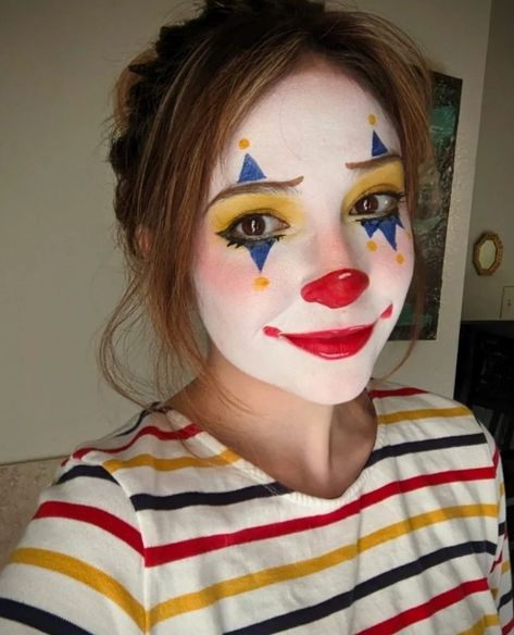 Clown Makeup Reference, Rodeo Clown Costume Makeup, Baby Clown Makeup, Clown Makeup Traditional, Clown Costume Hair Ideas, Simple Clown Face Paint, Clown Makeup Lips, Basic Clown Makeup Easy, At Home Clown Costume