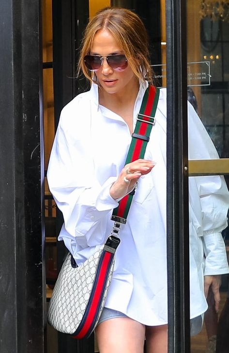 Gucci's Attaché Bag Is Fall 2022's It Accessory, According To Celebs Gucci Neo Vintage Messenger Bag Outfit, Gucci Attache Bag Outfit, Outfits With Big Bags, Gucci Attache Bag, Gucci Ophidia Bag Outfit, Gucci Crossbody Bag Outfit, Gucci Bag Aesthetic, White Gucci Bag, Gucci Bag Outfit