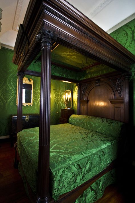 Green Victorian Bedroom - Couldn't find a room that looked like it could fit into the Haunted Mansion on here Slytherin Aesthetic, Common Room, Green Bedding, Style Deco, Green Rooms, Bedroom Green, Dark Room, Beautiful Bedding, Beautiful Bedrooms