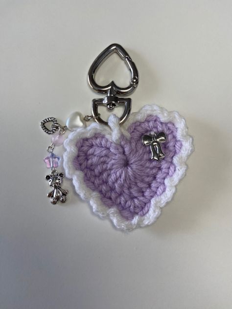 Keychain Ideas Crochet, Crochet Phone Charm, Crochet Keychain Ideas, Crochet Charms, Crochet A Heart, Tops A Crochet, Crochet Flower Squares, Crochet Fairy, Crochet Keychain Pattern