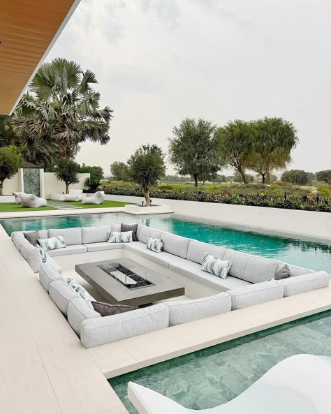 Minimalist Backyard, Concrete Benches, Villa Landscape, Backyard Goals, Country Home Ideas, Living Pool, Backyard Area, Swimming Pool Landscaping, Pool Landscape Design