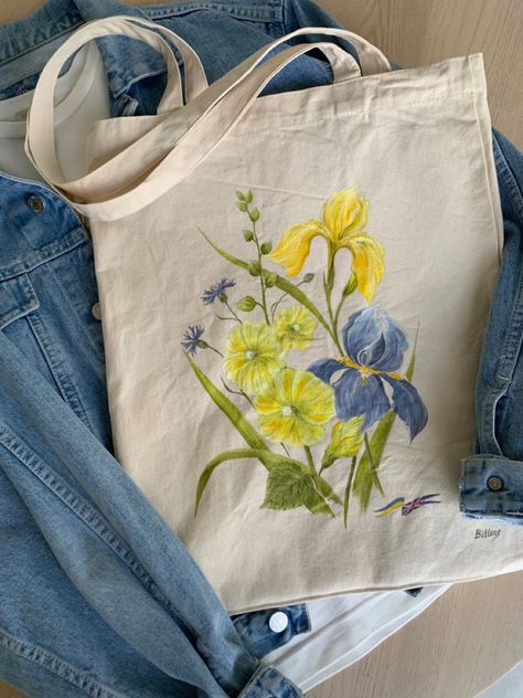 Hand Painted Tote Bags Art, Hand Painted Tote Bags, Painted Canvas Bags, Bag With Flowers, Animation Tips, Bag Painting, Fabric Paint Designs, Painted Tote, Painted Canvas