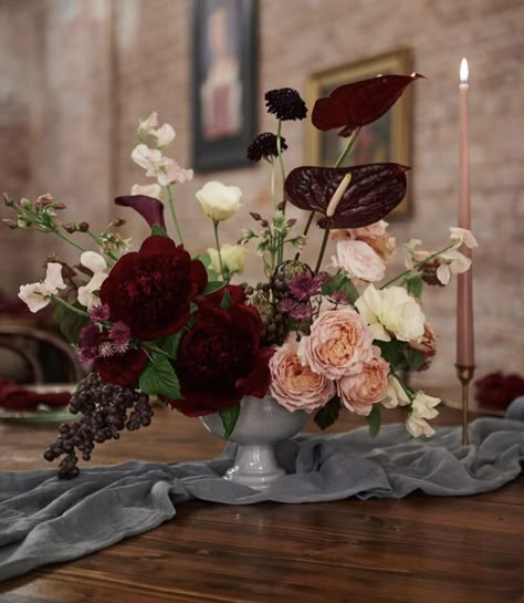 Moody Wedding Flowers, New Years Wedding, Marsala Wedding, Moody Wedding, Bouquet Arrangements, Burgundy Flowers, Burgundy Wedding, Wedding Mood, Wedding Deco