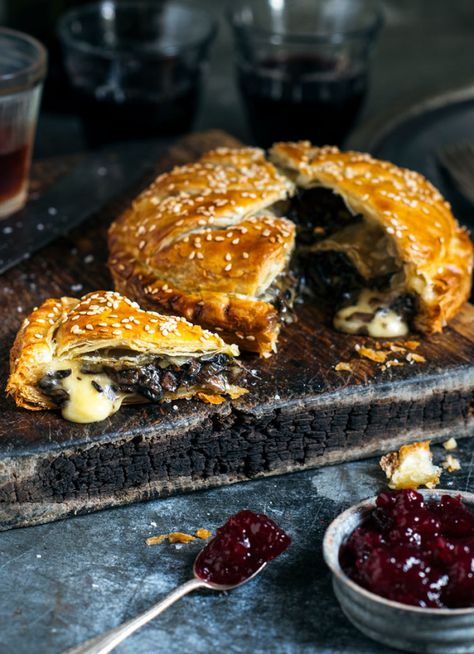 Mushroom Pithivier, Mushroom And Brie, Mushroom Puff Pastry, Canapes Faciles, French Food Recipes, Bacon Mushroom, Savoury Pies, Savory Pastry, Savory Tart