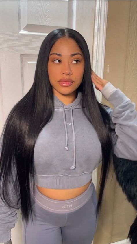 Hennessy Carolina Outfits, Jasmine Hennessy Aesthetic, Hennessey Carolina, Hennessy And Cardi B, Hennessy Car, Hennessy Carolina Instagram, Hennessy Carolina, Pretty Hand Tattoos, Curly Hair Men