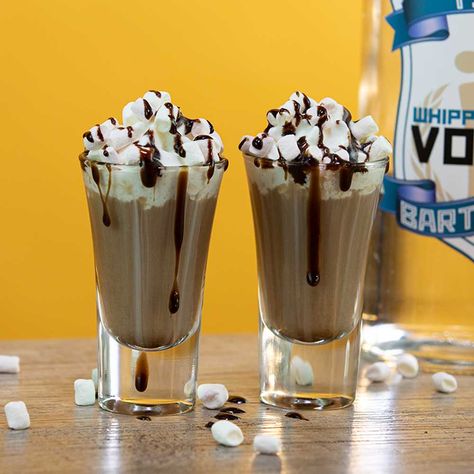 Hot Chocolate Shots, Vodka Hot Chocolate, Holiday Dessert Drinks, Alcoholic Hot Chocolate, Bourbon Hot Chocolate, Easy Holiday Dessert, Dessert Cocktails, Chocolate Vodka, Dream Dessert