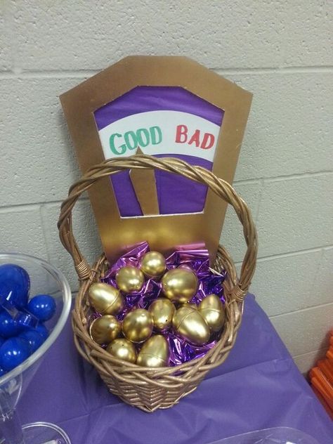 Willy Wonka Party : Basket of golden eggs with chocolates as decor, snacks, and a loot bag favor Willy Wonka Party Games, Willie Wonka Party Decorations, Willy Wonka Candy Bar, Willie Wonka Party, Willy Wonka Decorations, Wonka Christmas, Willy Wanka, Willy Wonka Halloween, Willy Wonka Movie