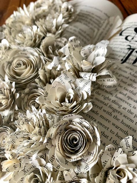 Bookish Ideas, Book Decorations, Wedding Books, Blue Christmas Tree Decorations, Book Page Flowers, Sculpture Paper, Book Art Sculptures, Tray Decor Christmas, Recycled Books